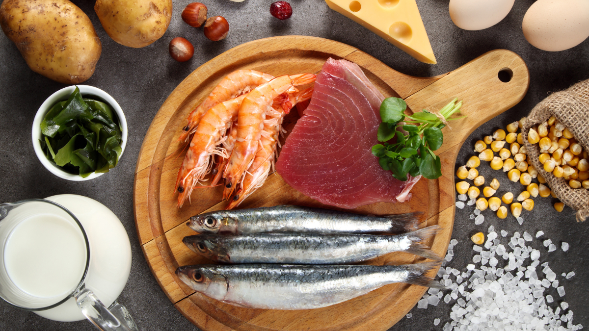 Pescado, gambas, carne y leche ricas en yodo en una mesa