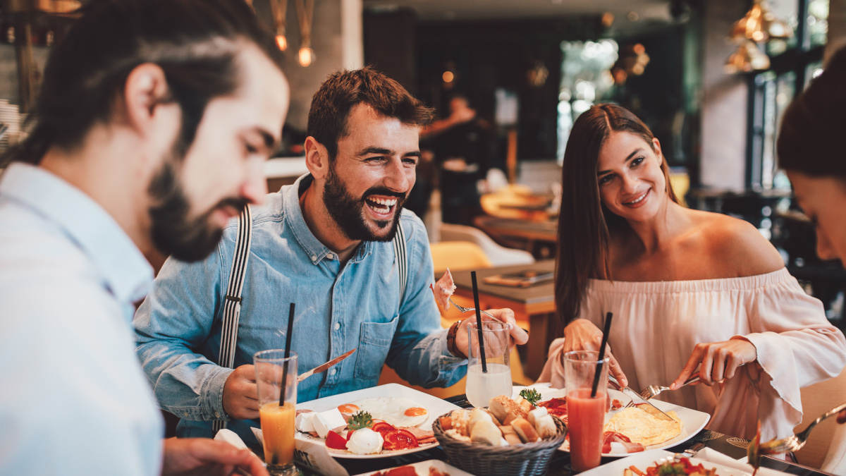 Freunde, die zusammen essen