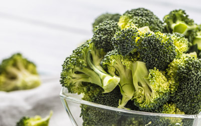 bol en verre avec brocoli frais