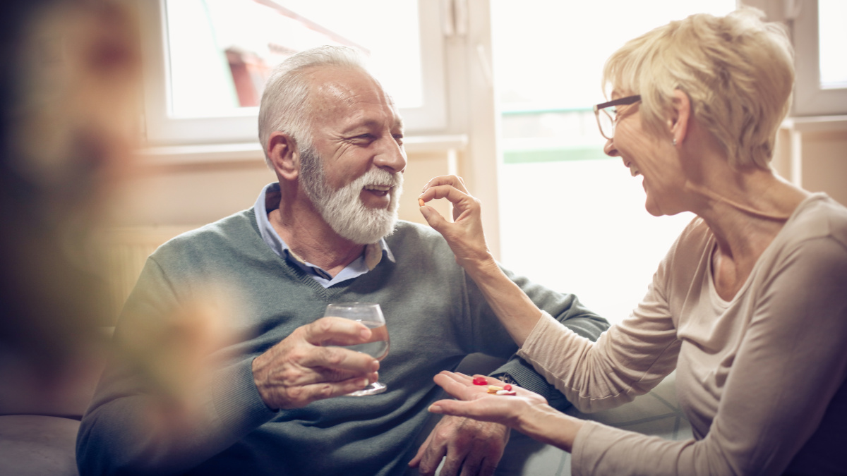 Couple âgé qui prend des compléments alimentaires