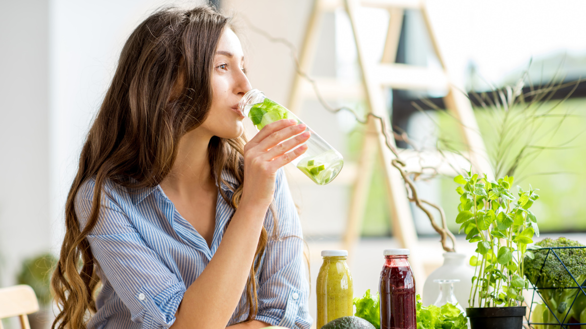 Giovane donna che beve un succo detox