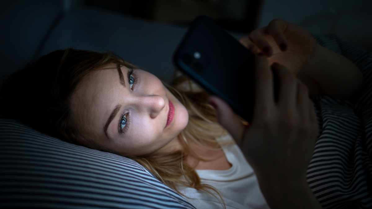 Frau mit Schlaflosigkeit aufgrund von blauem Licht