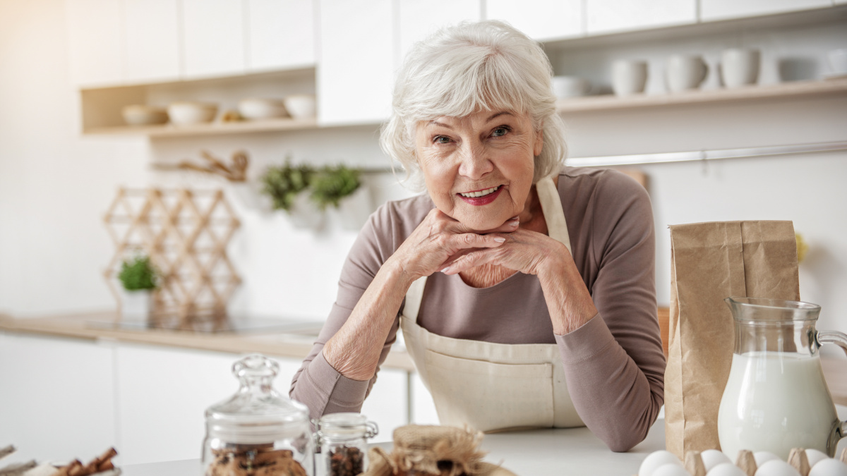 Oma die natuurlijke remedies bereidt in de keuken