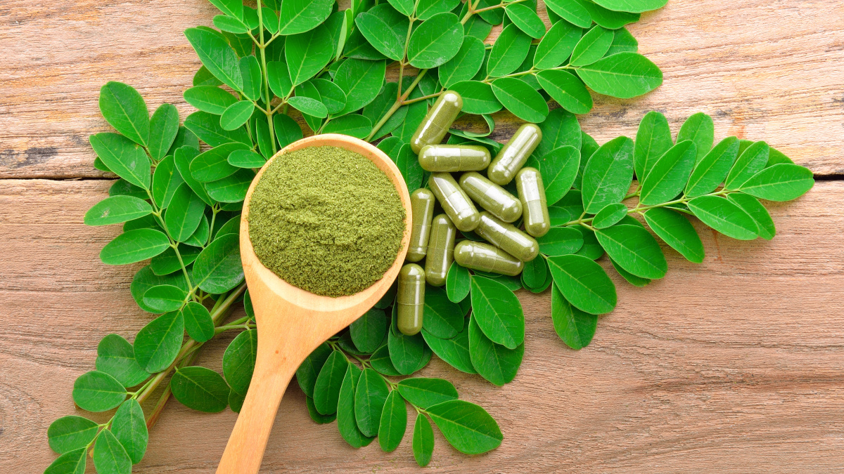 Moringa-Kapseln, -Pulver und -Blätter