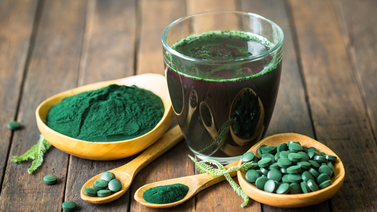 Espirulina em pó e em comprimidos