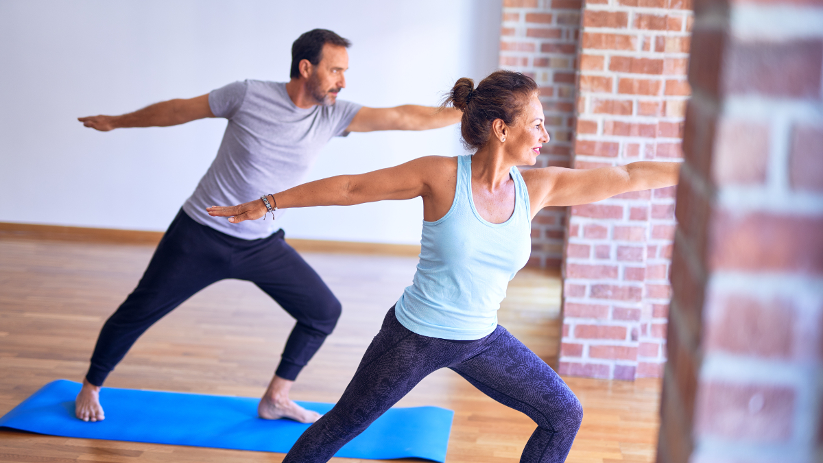 Man en vrouw sporten samen op blauwe matjes